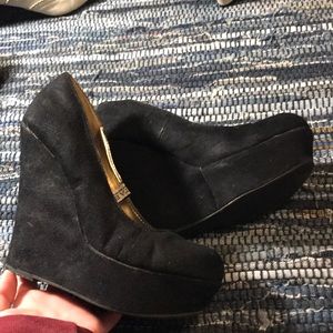 i’m selling these all black heels